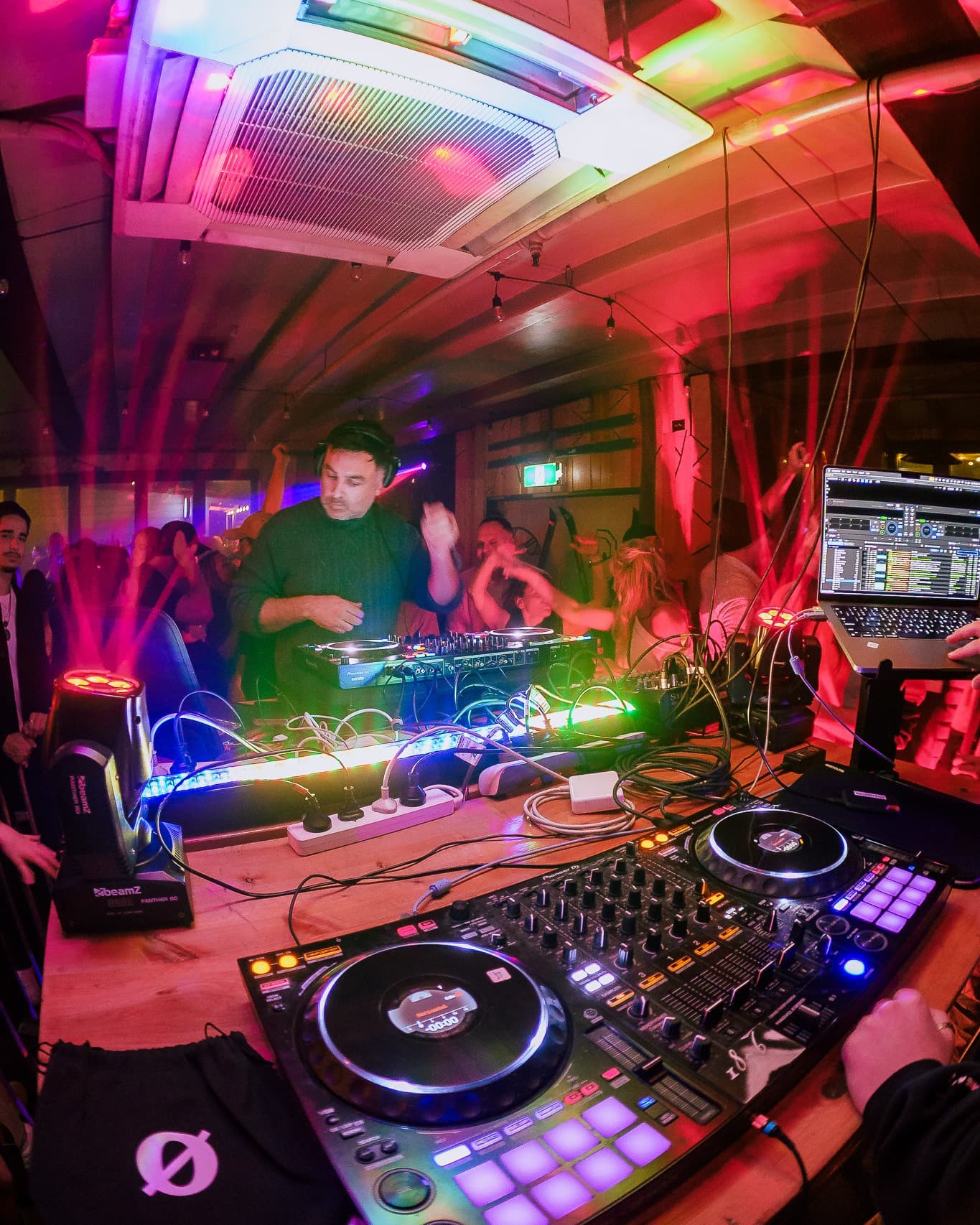 Friday Face Off – Back to Back DJ Battle