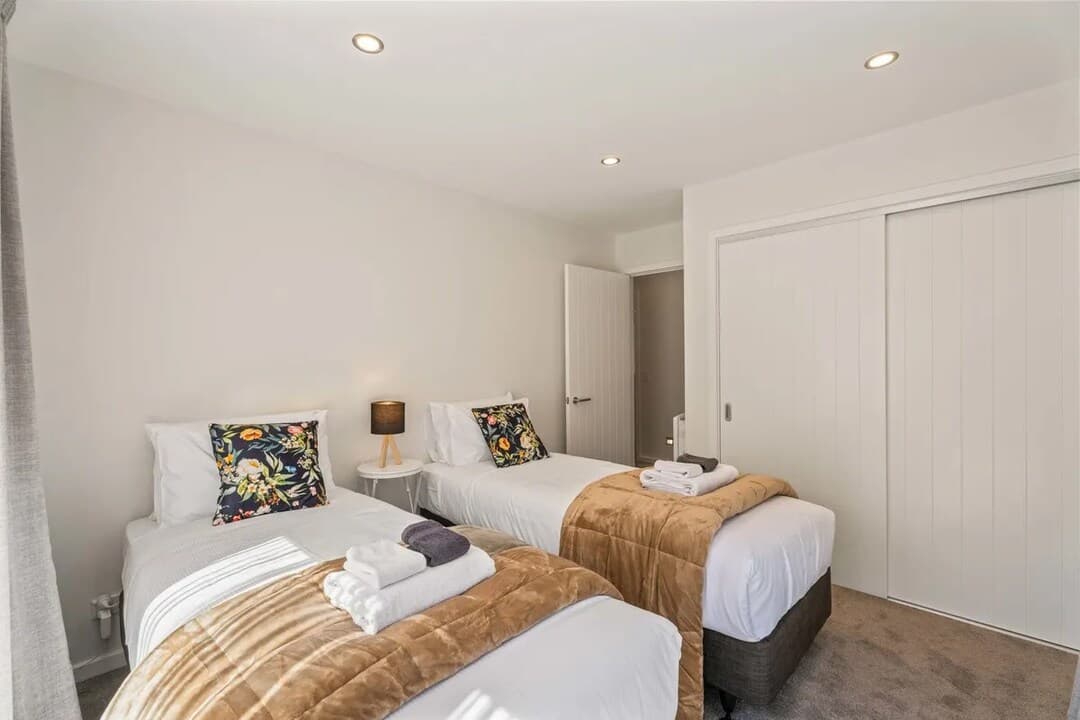 Mesmerising Lake Views- 3 Bedroom Home Frankton