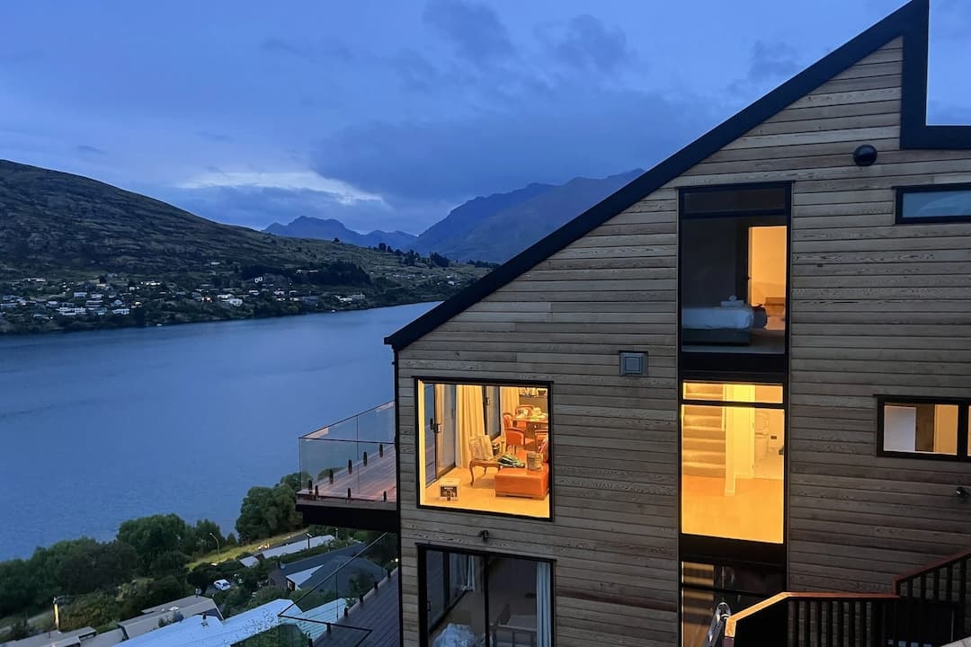 Stunning Lakeview Qt Holiday House