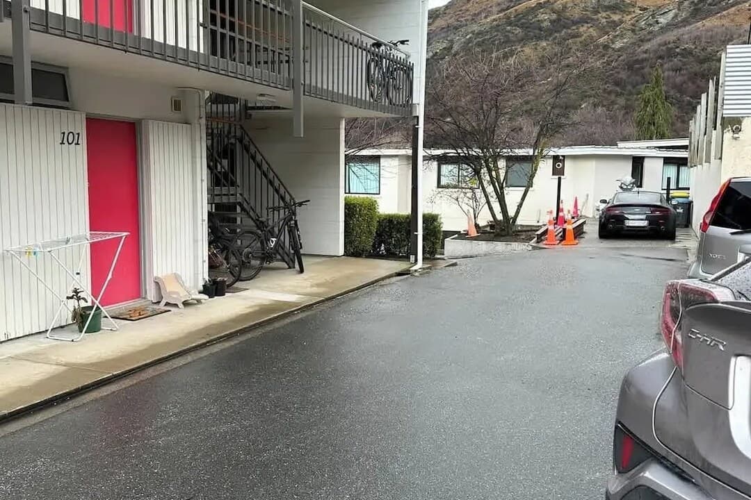 Lake View Studio & Balcony Sleeps 3