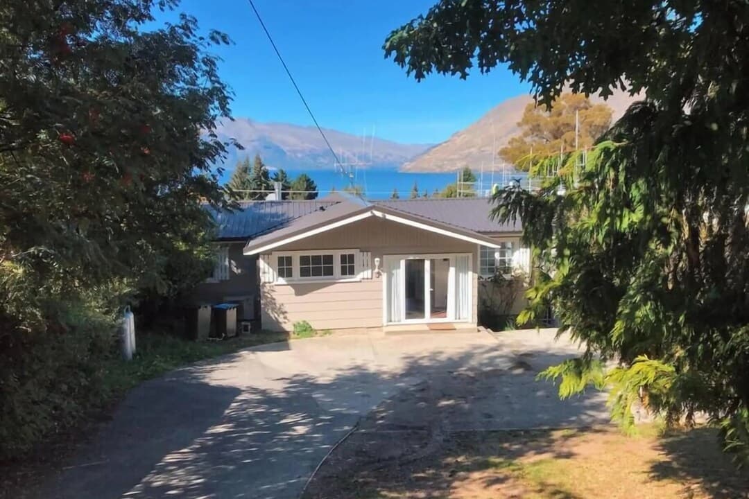 Fabulous VIEWS WALK To Town 3 Bedrooms Cosy