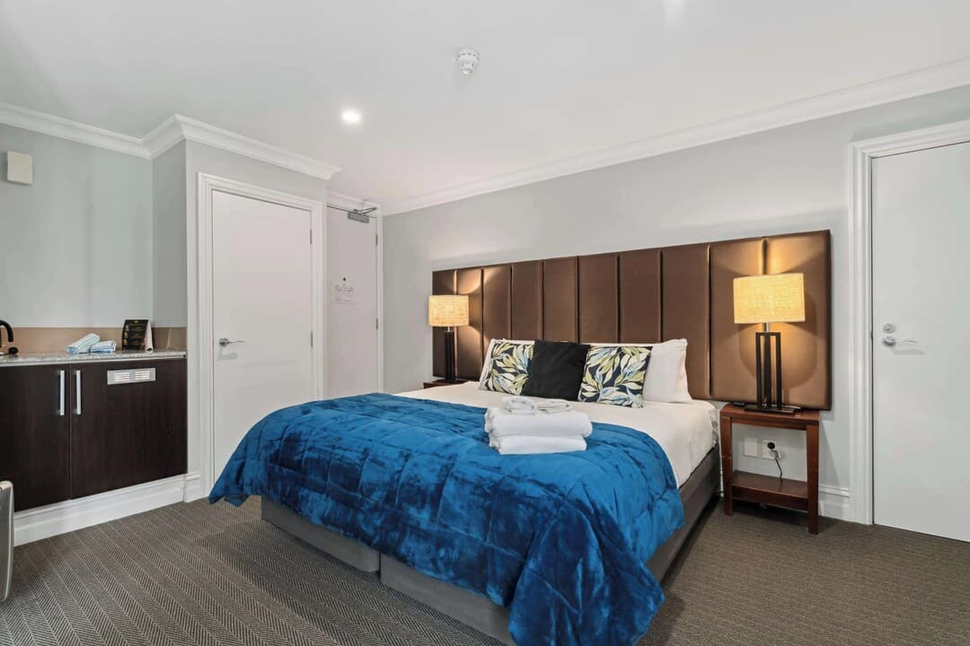 Gorgeous Lakefront 3 Bed apartment walk to town