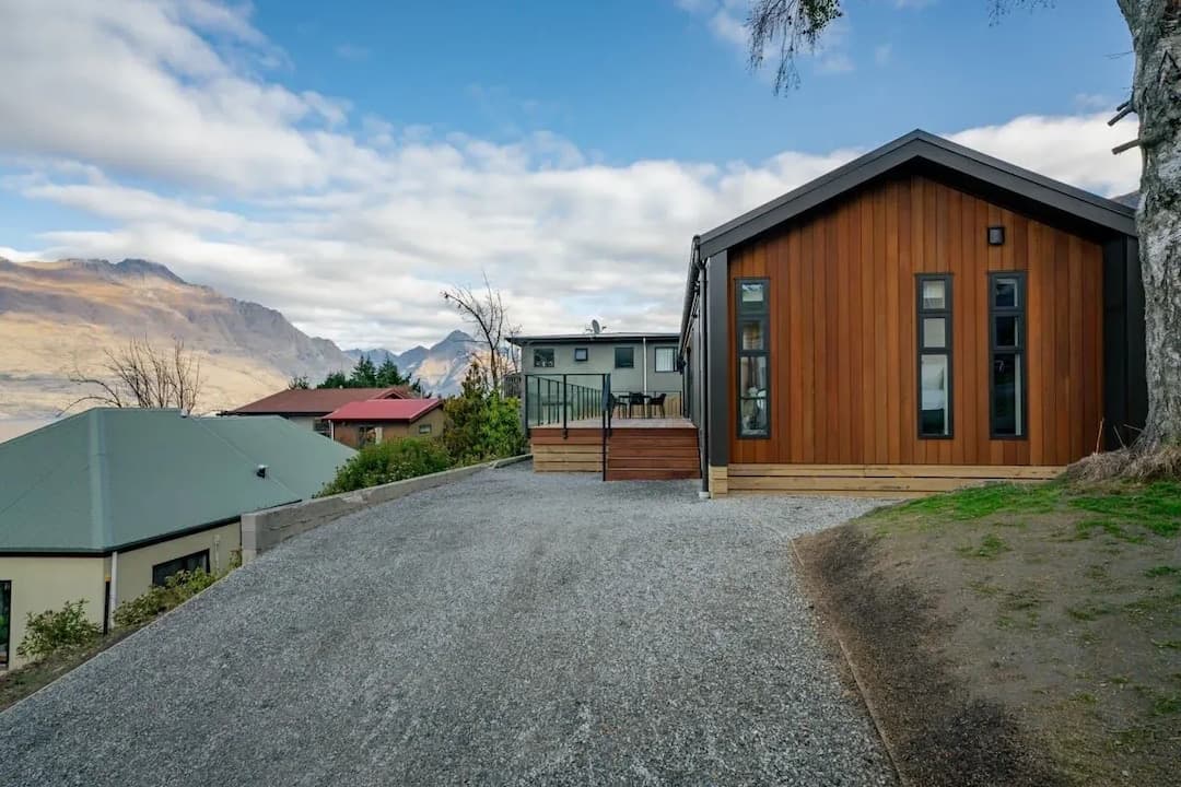 Scenic & Spotless | Lakeview Escape