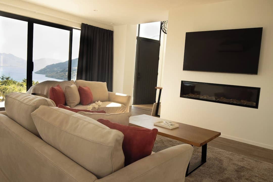 1Queenstown: Stunning Lake & Mountain Views
