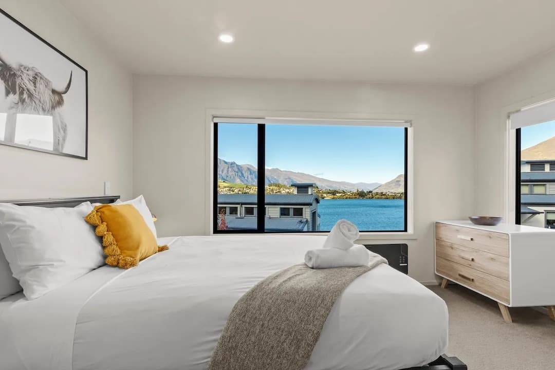 Scenic and Relaxing Lakefront Apartment