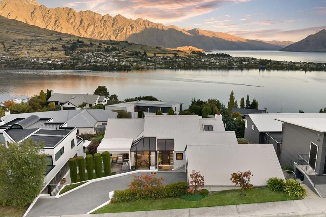 Queenstown Hill Comfort 4BR Views Fireplace