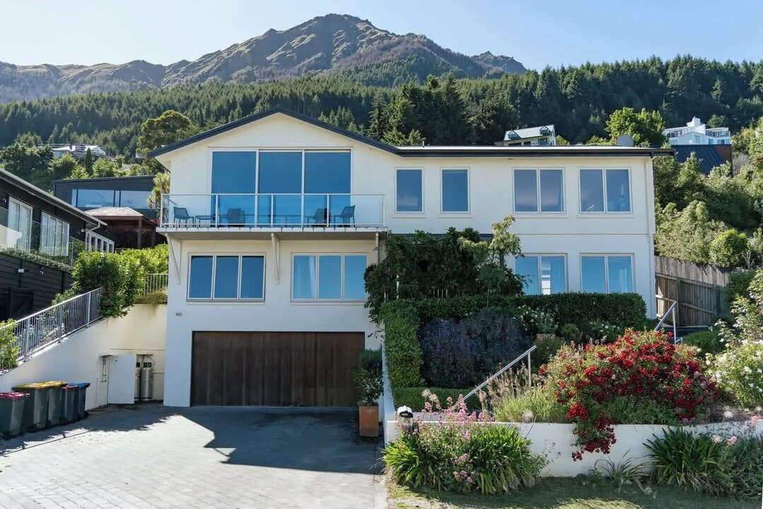 Charming 2 Bedroom With Fantastic Views!