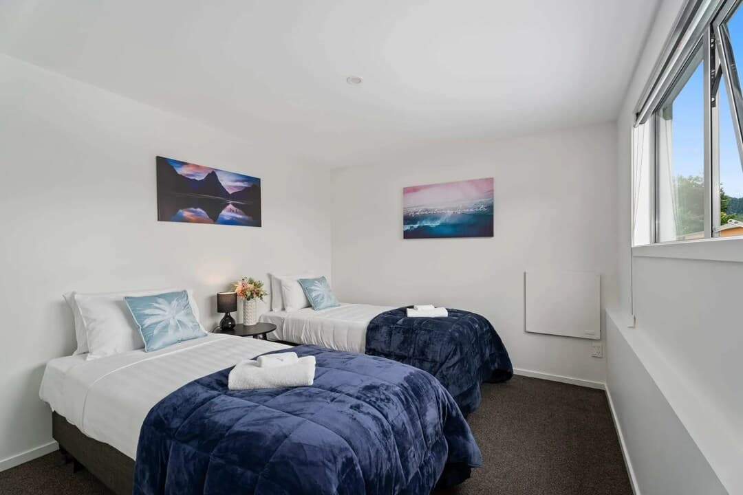 Central 2 Bedroom Apartment Lake Views