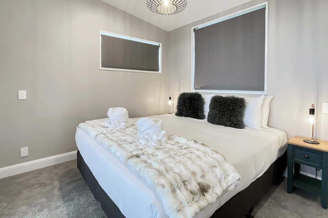 Chic Central Queenstown Retreat- Newly Renovated