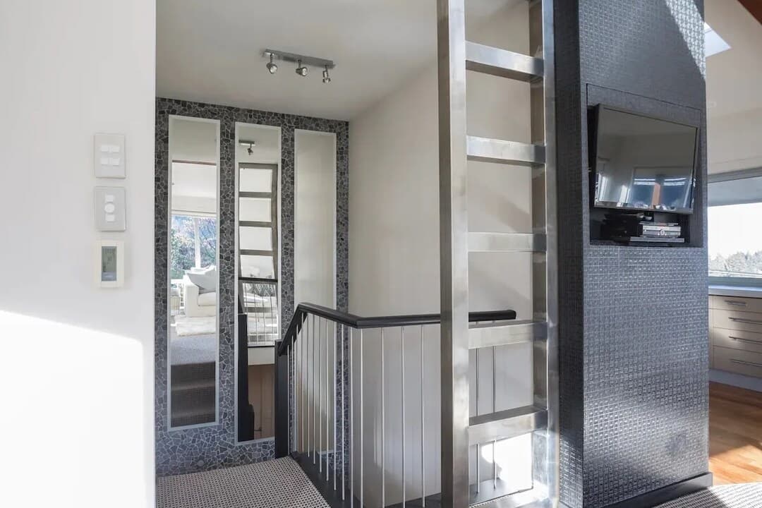 Central Style - 3 Bedroom Townhouse With Lakeview