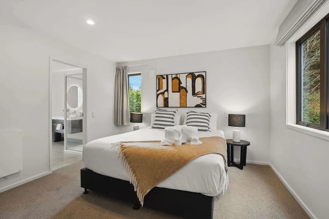 Hilltop Haven Modern Queenstown Comfort