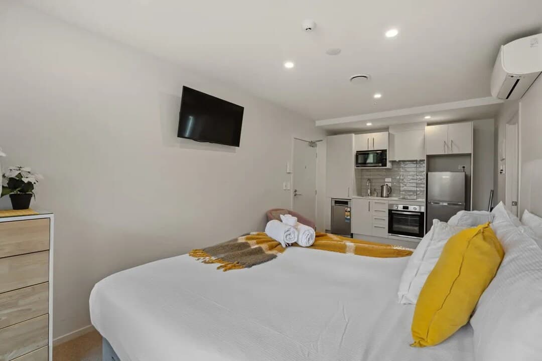Modern Queenstown Studio Near Airport & Shops