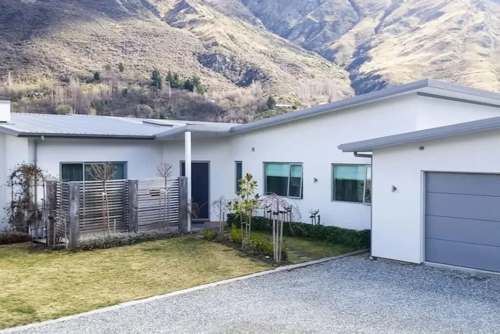 Huge & Stylish on Shotover 4 Bedrooms