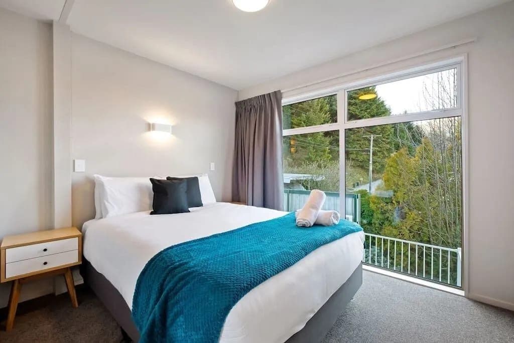 Spectacular VIEWS 2 Bedrooms & BIG DECK!