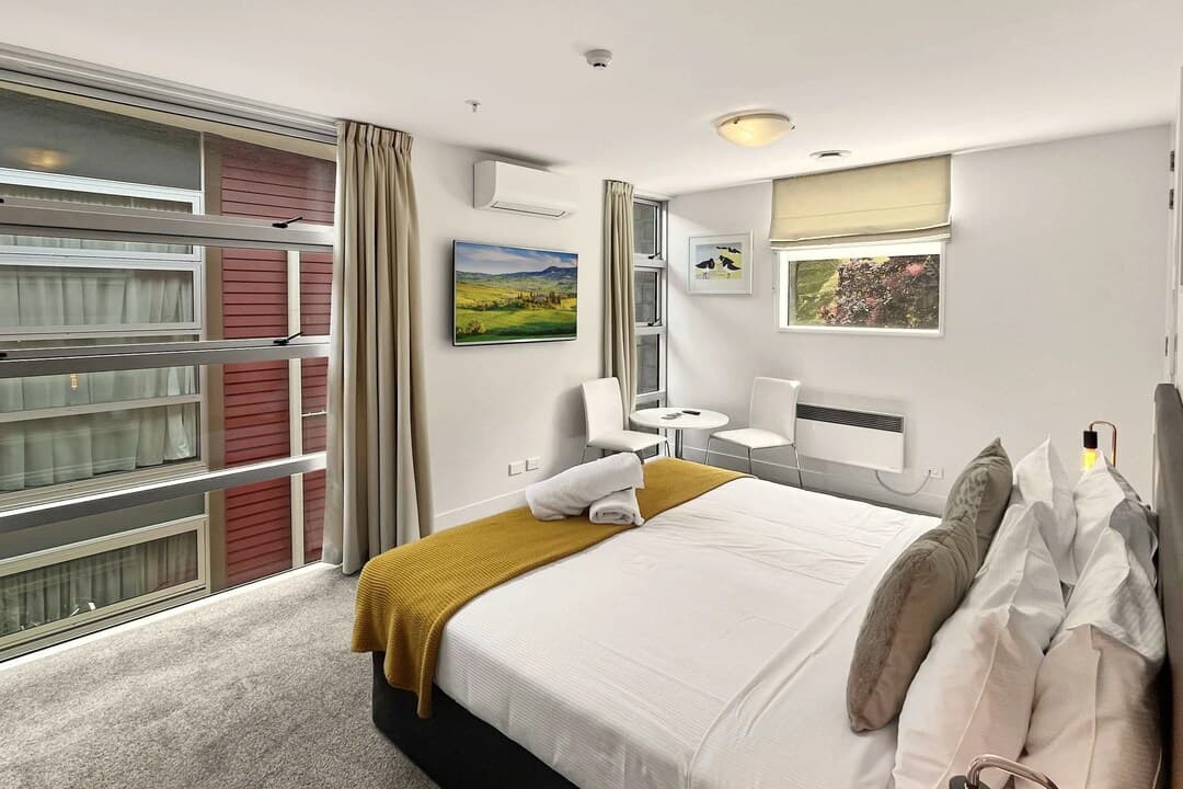 Fabulous Lakeside Marina Studio Apartment