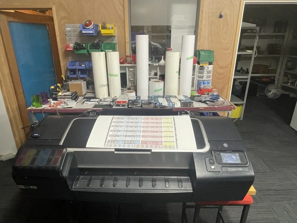 HP DesignJet Z2600 24" PostScript Printer + Ink & Adhesive Vinyl Media Bundle Carousel 1 HP DesignJet Z2600 24" PostScript Printer + Ink & Adhesive Vinyl Media photo 6